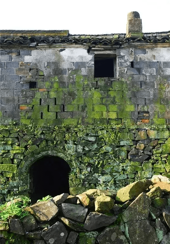 許家山石頭博物館總面積800餘平米,展覽著從全國各地收藏來的100多個