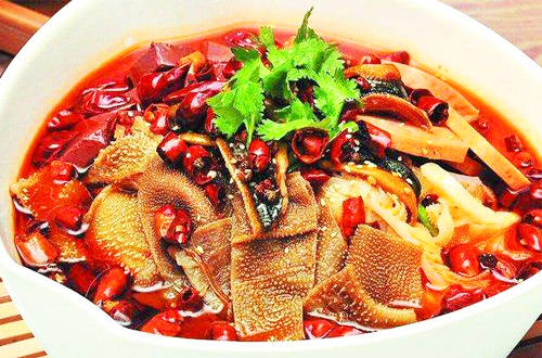 毛血旺以煮菜为主要的烹饪方式,用料包括鸭血,毛肚,火腿,各类配菜等等