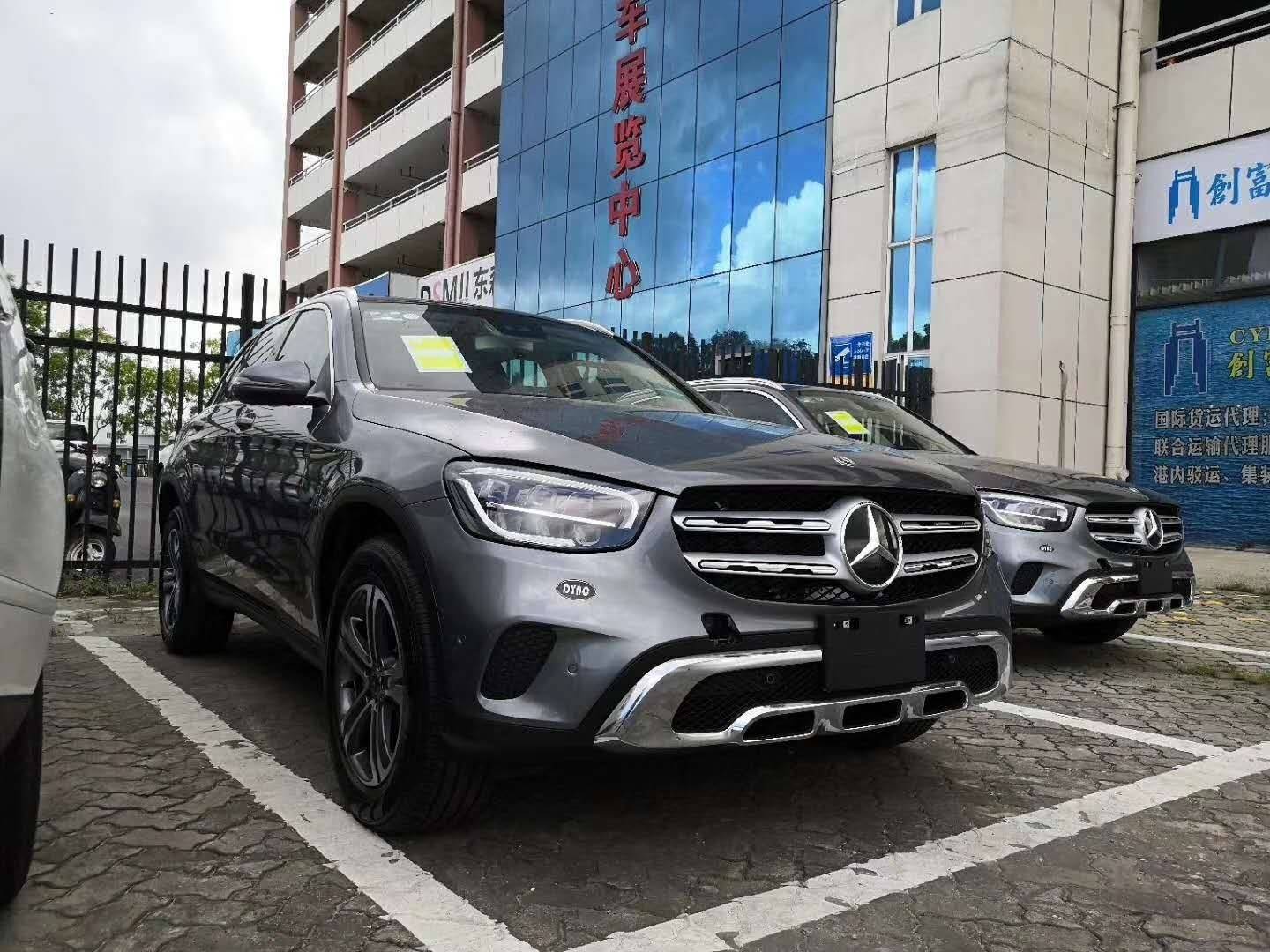 20款进口奔驰glc300 宽厚圆润的车尾给人一种健硕感,两侧狭长的led