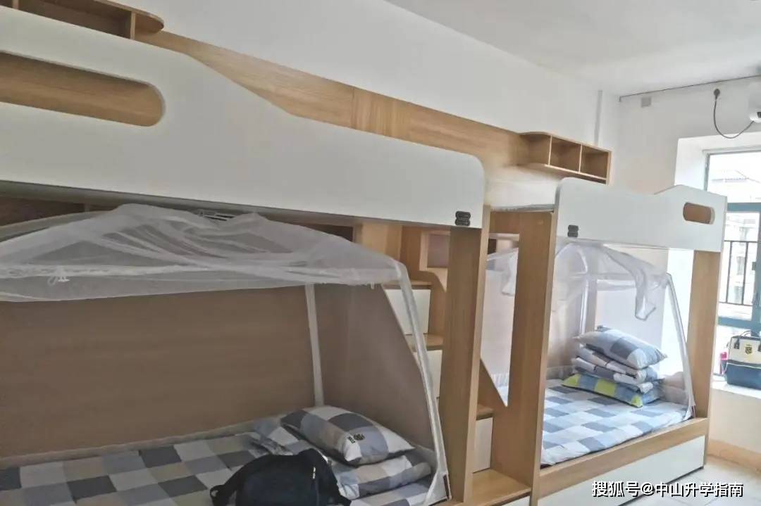 而陈老师这边也收到了热心家长的分享: 迪茵宿舍版型比较多,2-14人间