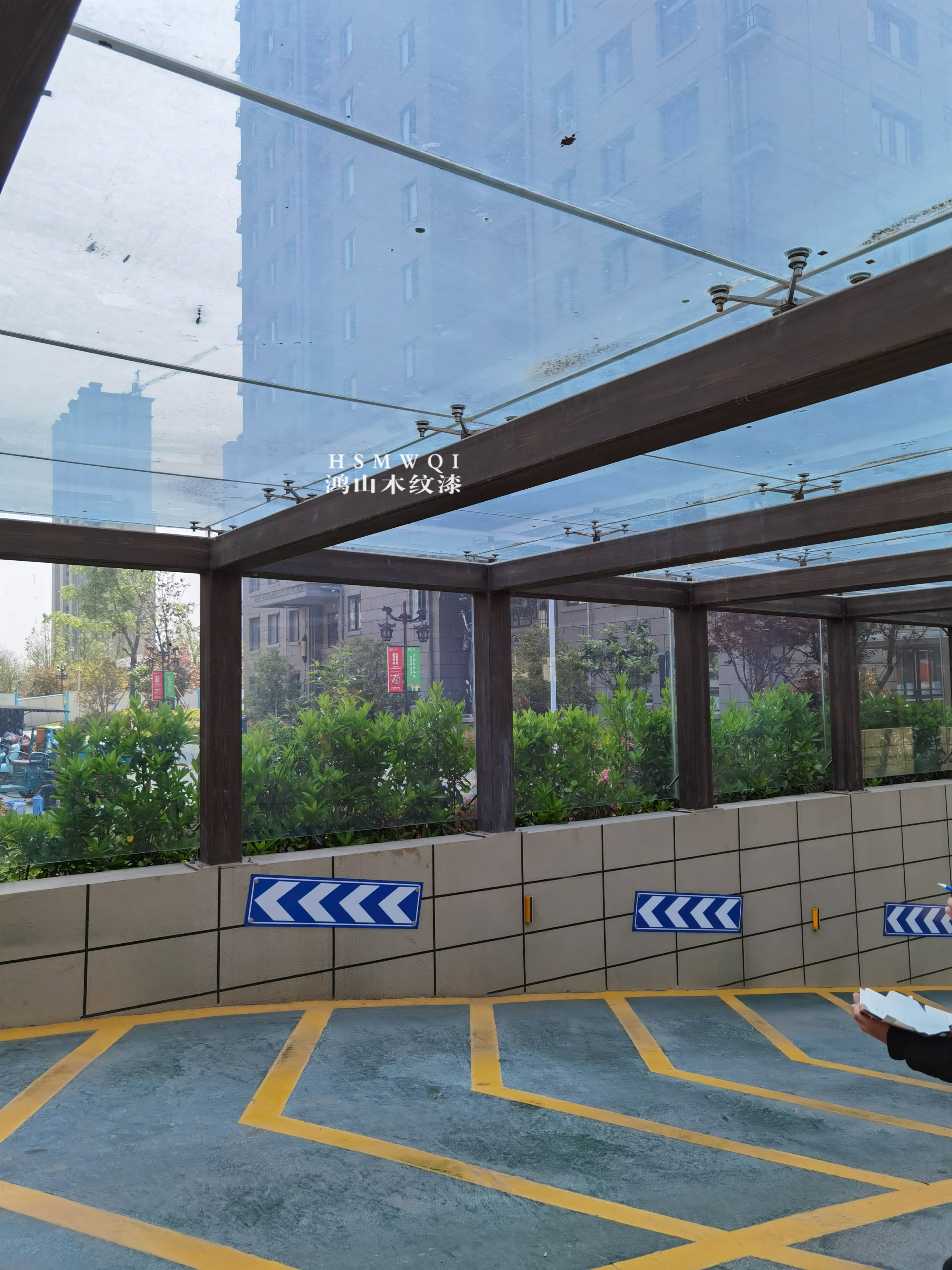 四川小区车库出入口木纹漆 施工案例