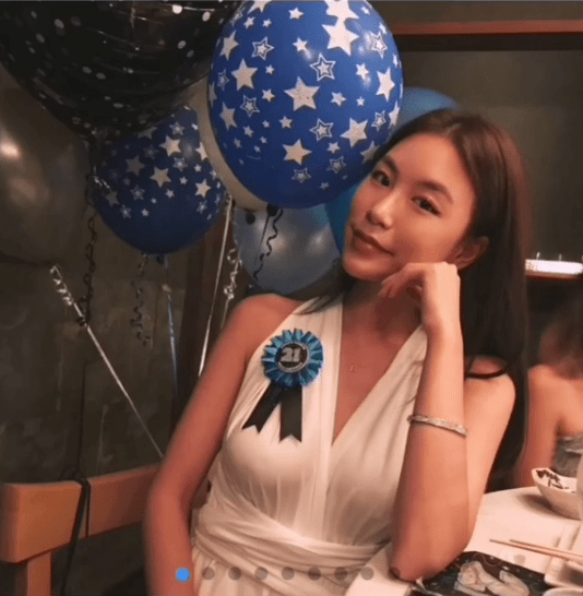 高以翔女友连开生日趴,二人亲密旧照再曝光,甜喊宝宝配泪目表情