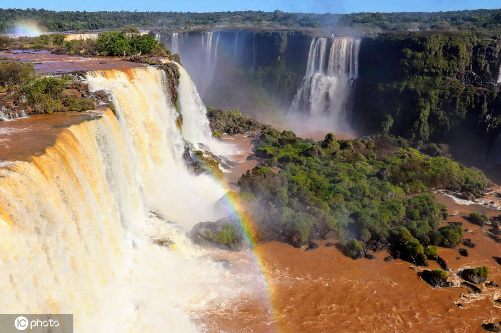 彩色的巴西伊瓜苏瀑布春光乍泄取景地