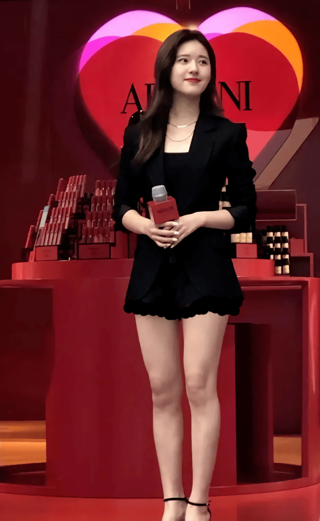 难怪赵露思敢说自己没有80斤看她生图下的腿女生看了怕要崩