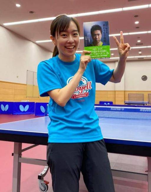 原创水谷隼出书,强行送给石川佳纯一本,石川佳纯给面子当场拜读
