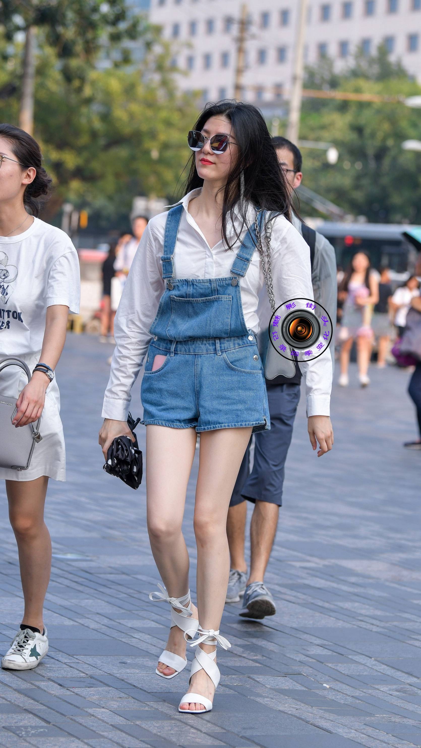 白衬衫加牛仔背带短裤,搭配绑腿高跟凉鞋,身材苗条还有青春气息