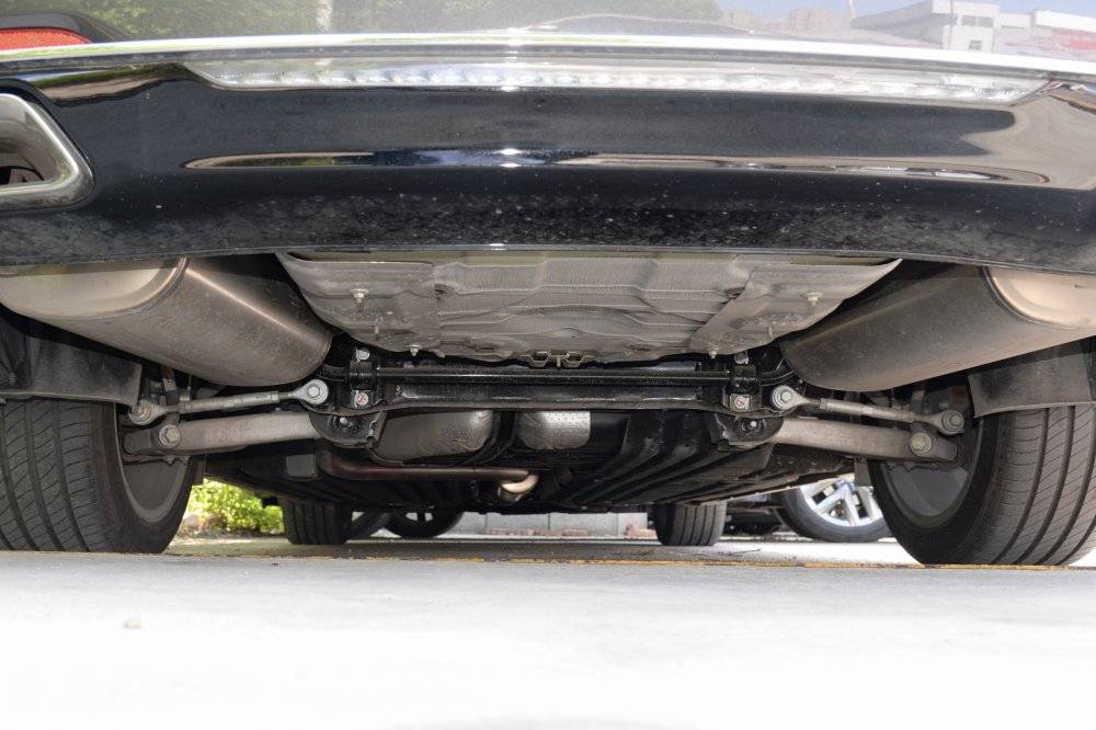 广汽传祺的底盘调教一直是中国品牌的翘楚,前双叉臂独立悬架 后多连杆