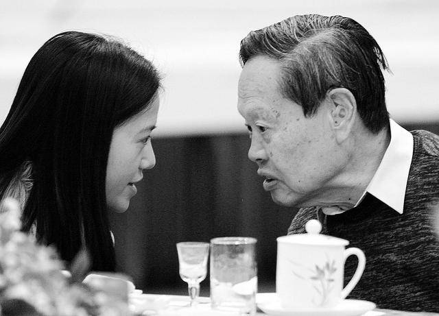 杨振宁与44岁妻子近照图片