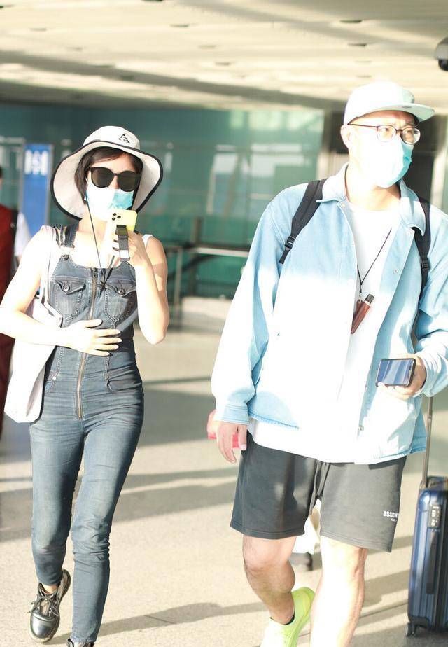 男友李伯恩一身运动装造型亮相,身材高大的他穿着大短裤搭配牛仔外套