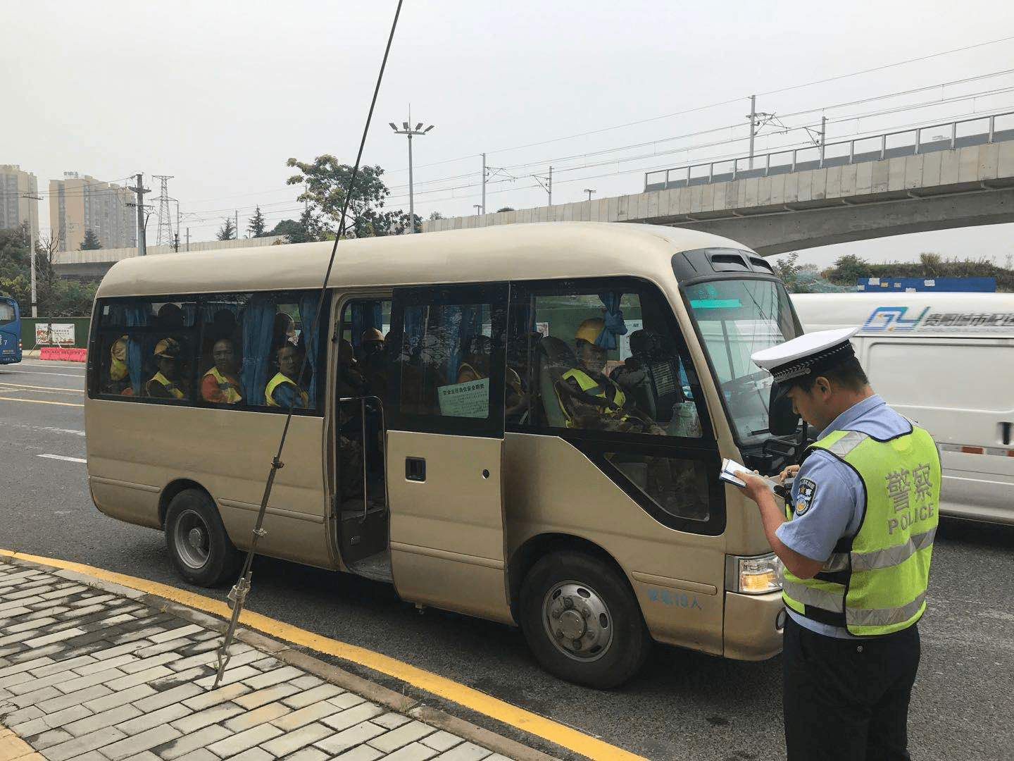 发现一辆车牌号为豫nr44*的中型普通客车内有许多戴头盔的人头窜动