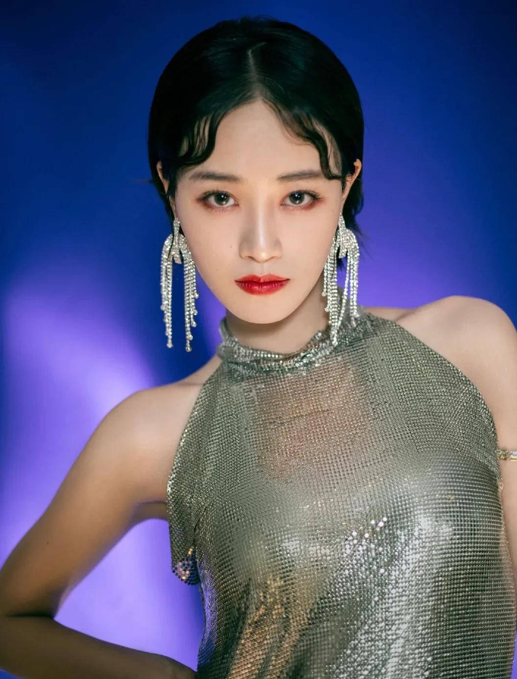 《乘风破浪的姐姐》蓝盈莹:把身材当野心的女子,身材肌肉线条快赶上