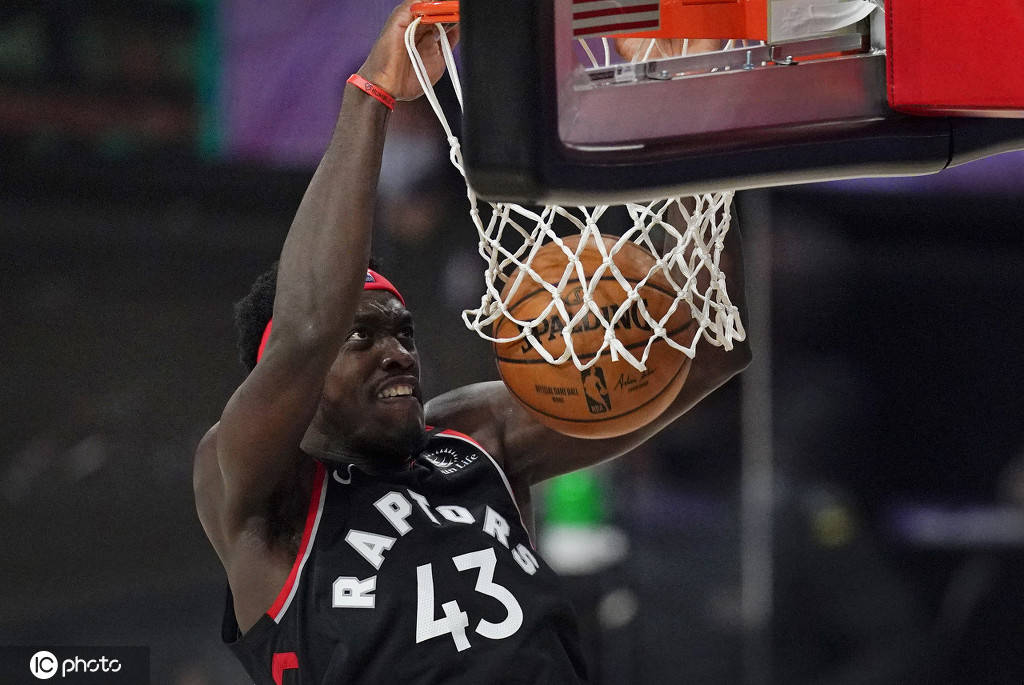 组图:猛龙胜绿军 西亚卡姆暴扣炸筐塔图姆上篮