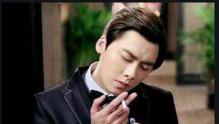 原创李易峰当众抽烟吞云吐雾宛如老烟枪网友乖宝宝的人设毁了