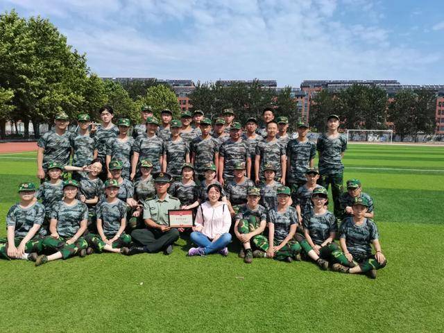 潍坊七中举行2020级高一新生军训总结表彰大会