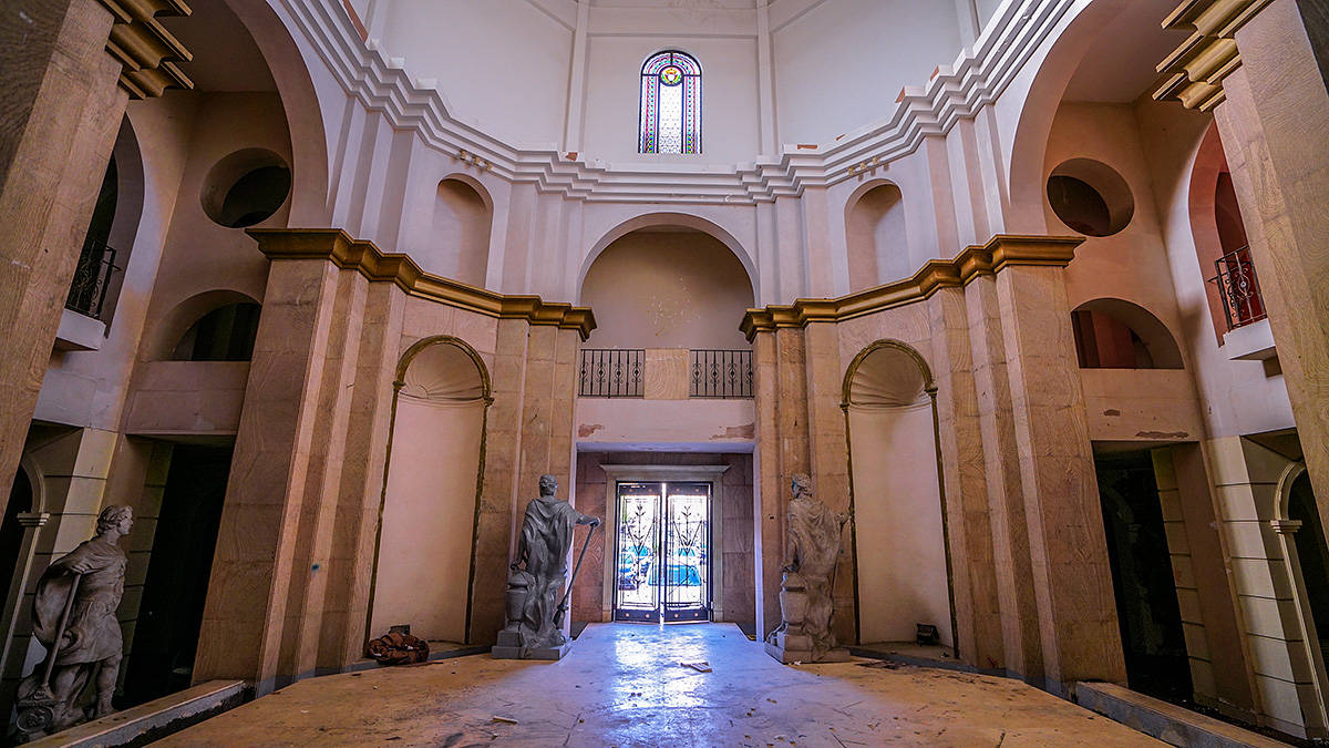 一座上海废弃教堂,如不是前门停的面包车,还真以为自己到了欧洲