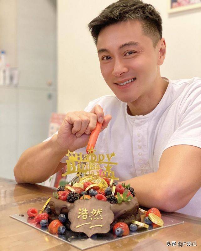 原創tvb小生黃浩然生日與妻兒溫馨等兒子睡後再與太太過二人世界