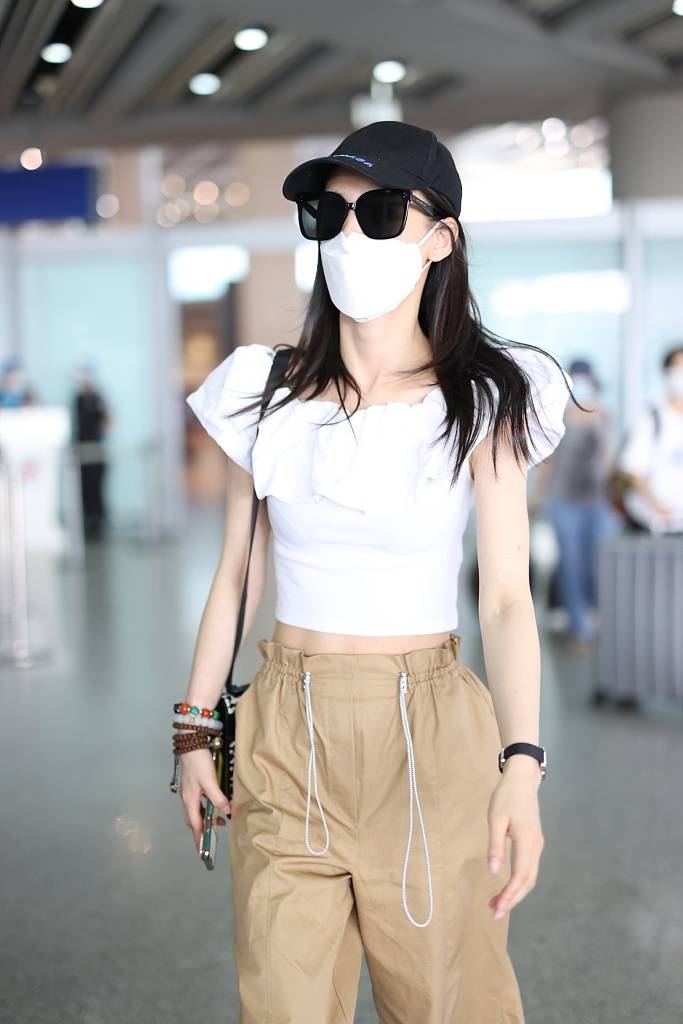 黄圣依穿露腰装秀纤腰 配拖地裤走路带风又美又飒