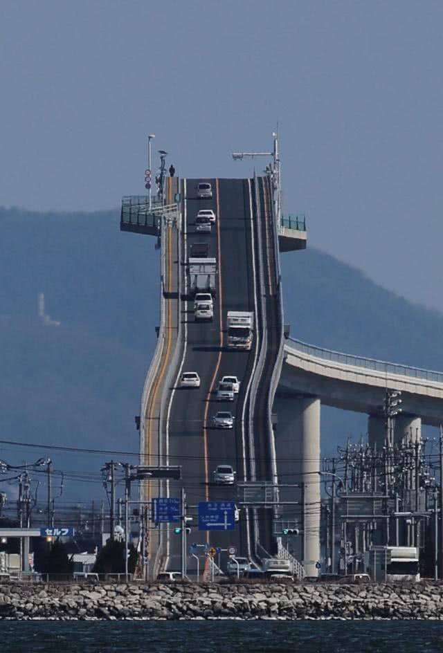 原创日本江岛大桥因过于陡峭而迅速走红游人慕名而来大呼失望