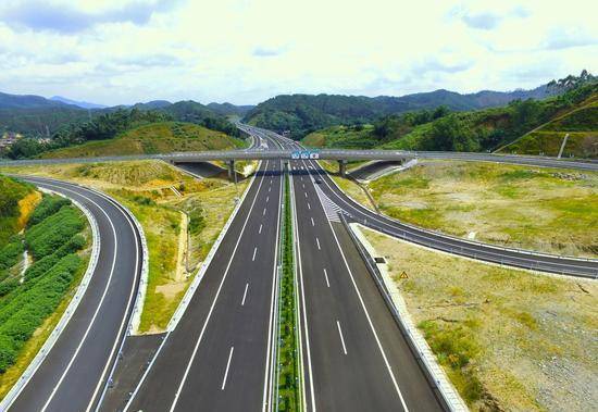 合那高速公路所經過的地區,保留著原生態的美景,怪不得連外國媒體都不