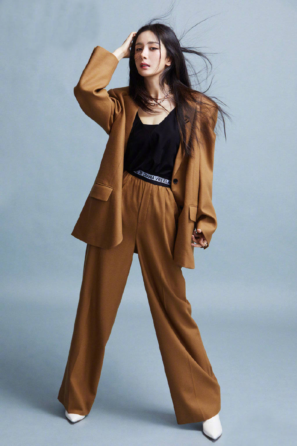 杨幂好有个性,黑色轻纱手套镶蝴蝶结,搭配橘红色长裙明艳抢镜