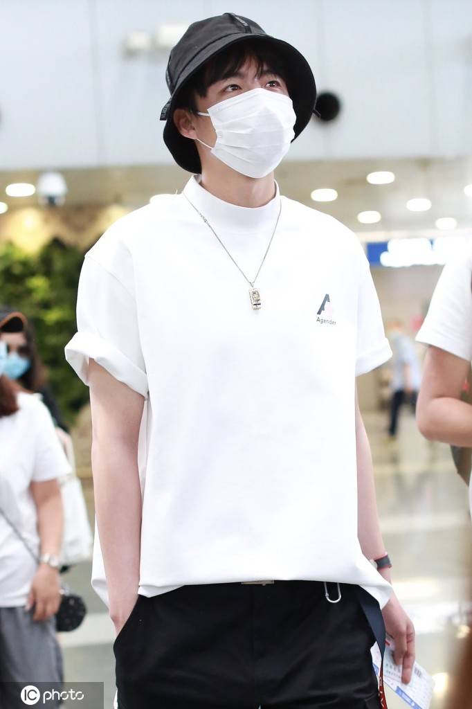 刘宇宁戴渔夫帽穿白tee 干干净净大男孩