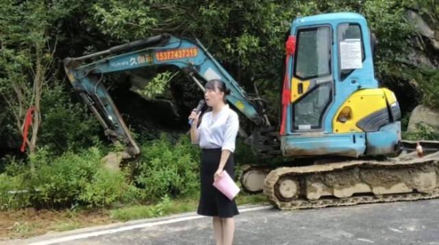 本次奠基仪式由花垣县双龙镇党委书记石娟主持.