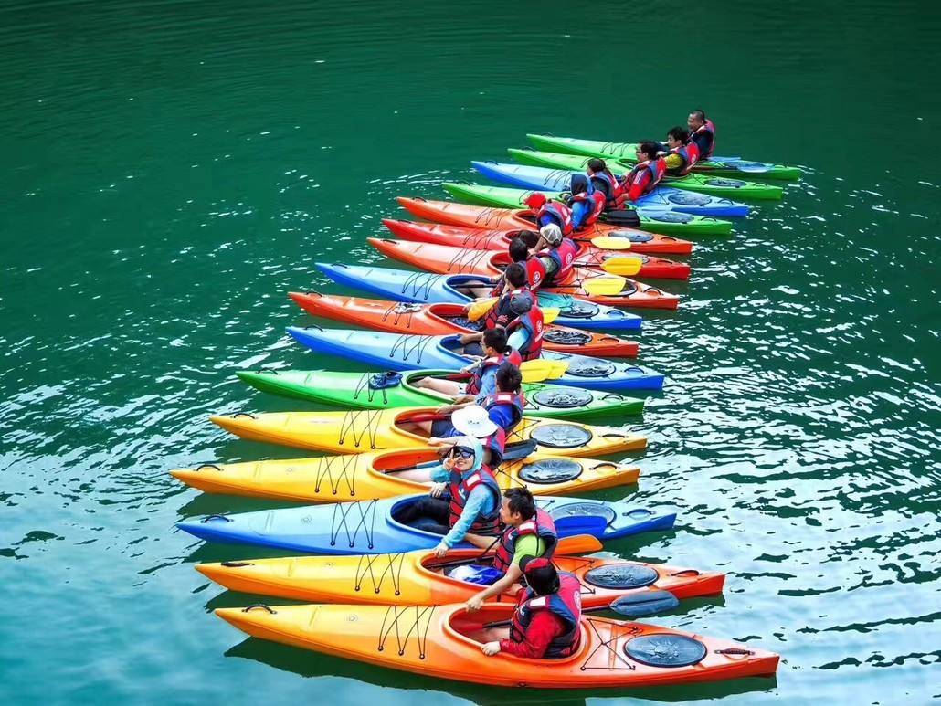 伙伴们,来参加这项充充满激情又休闲的东莞出众拓展团建-皮划艇运动吧