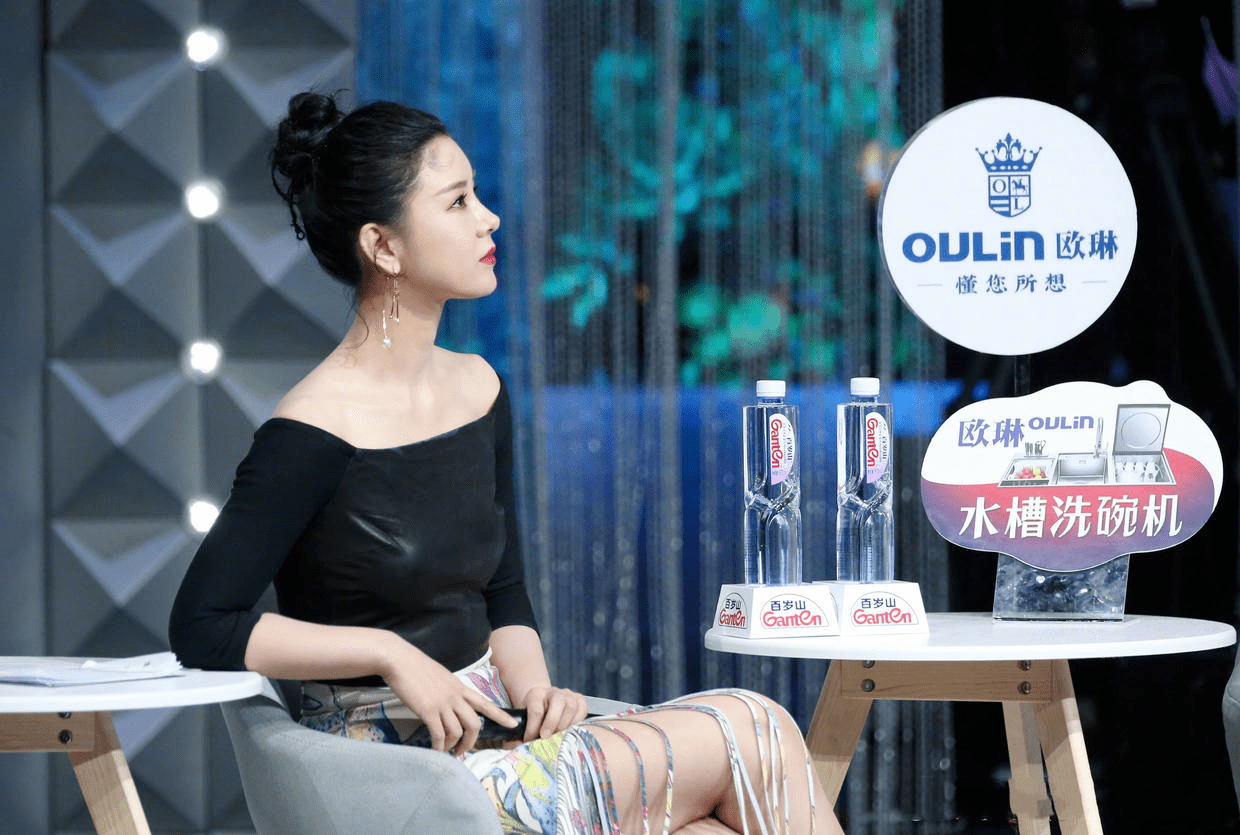 李小萌有点肉穿一字肩上衣很出众配流苏半身裙美成初恋女友