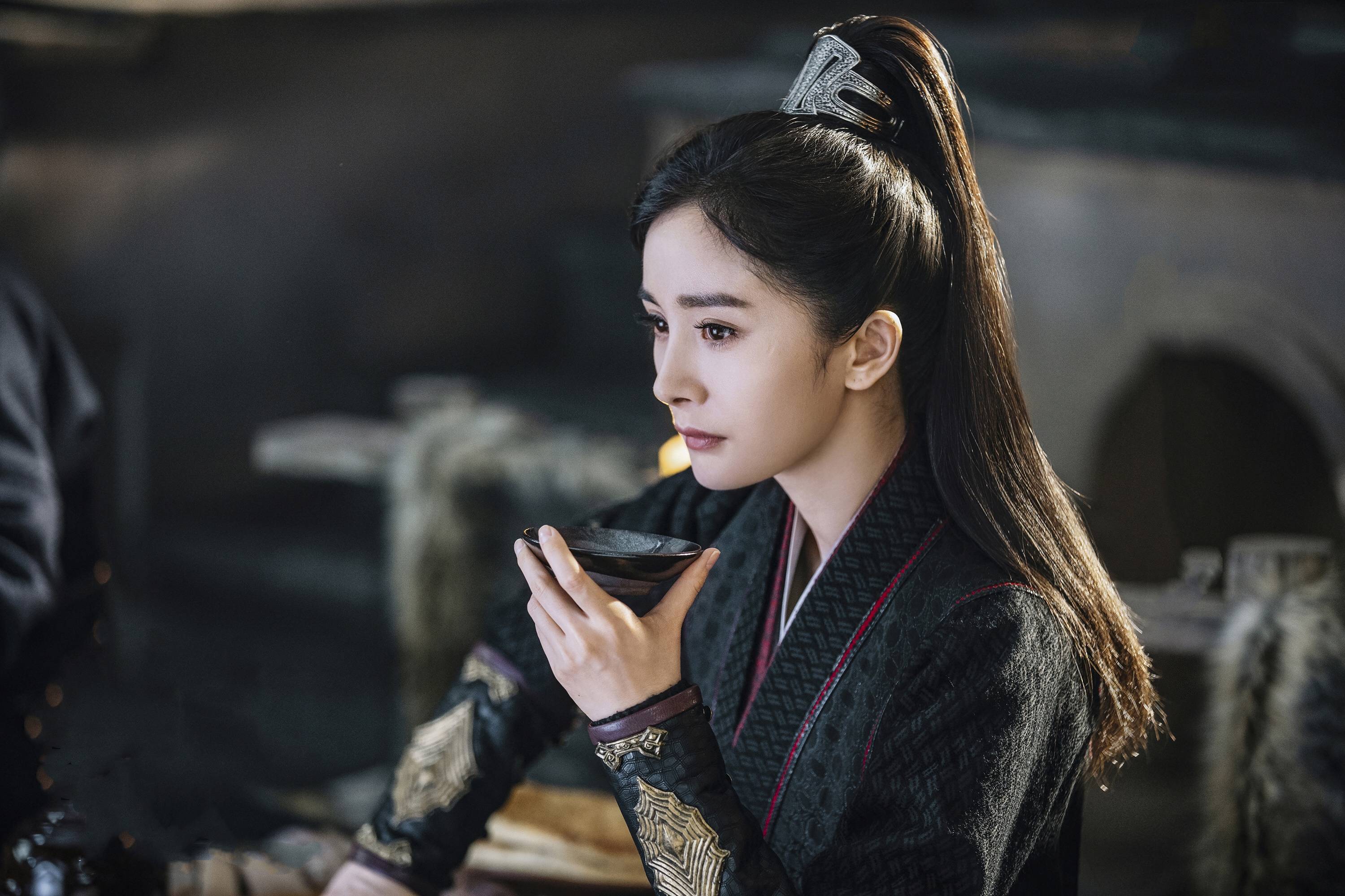 疑又演大女主,杨幂片场少女感十足,六七个工作人员簇拥好大牌