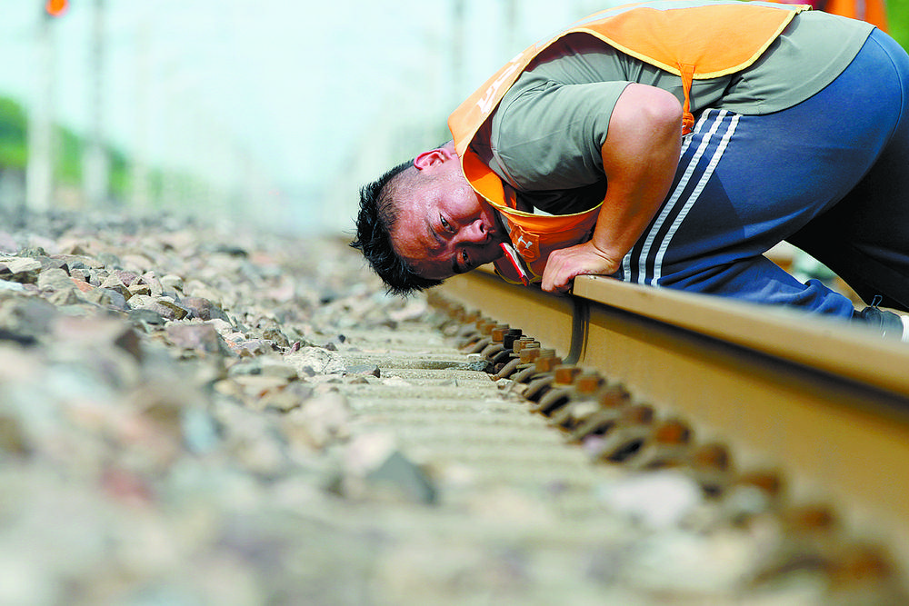 记者探访京广铁路线路工利用轨检仪对钢轨进行检查