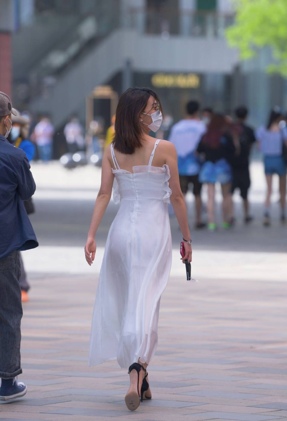 美女街拍:小姐姐一袭白色连衣裙,清新时尚有魅力,在初秋的街头纯洁度