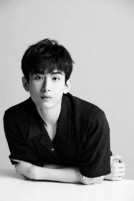 原创成毅沉思者大片极简黑白格调定格静谧时刻