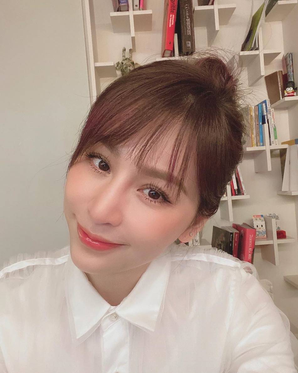 王心凌晒怼脸照睫毛浓密 梳麻花辫皮肤白嫩似少女