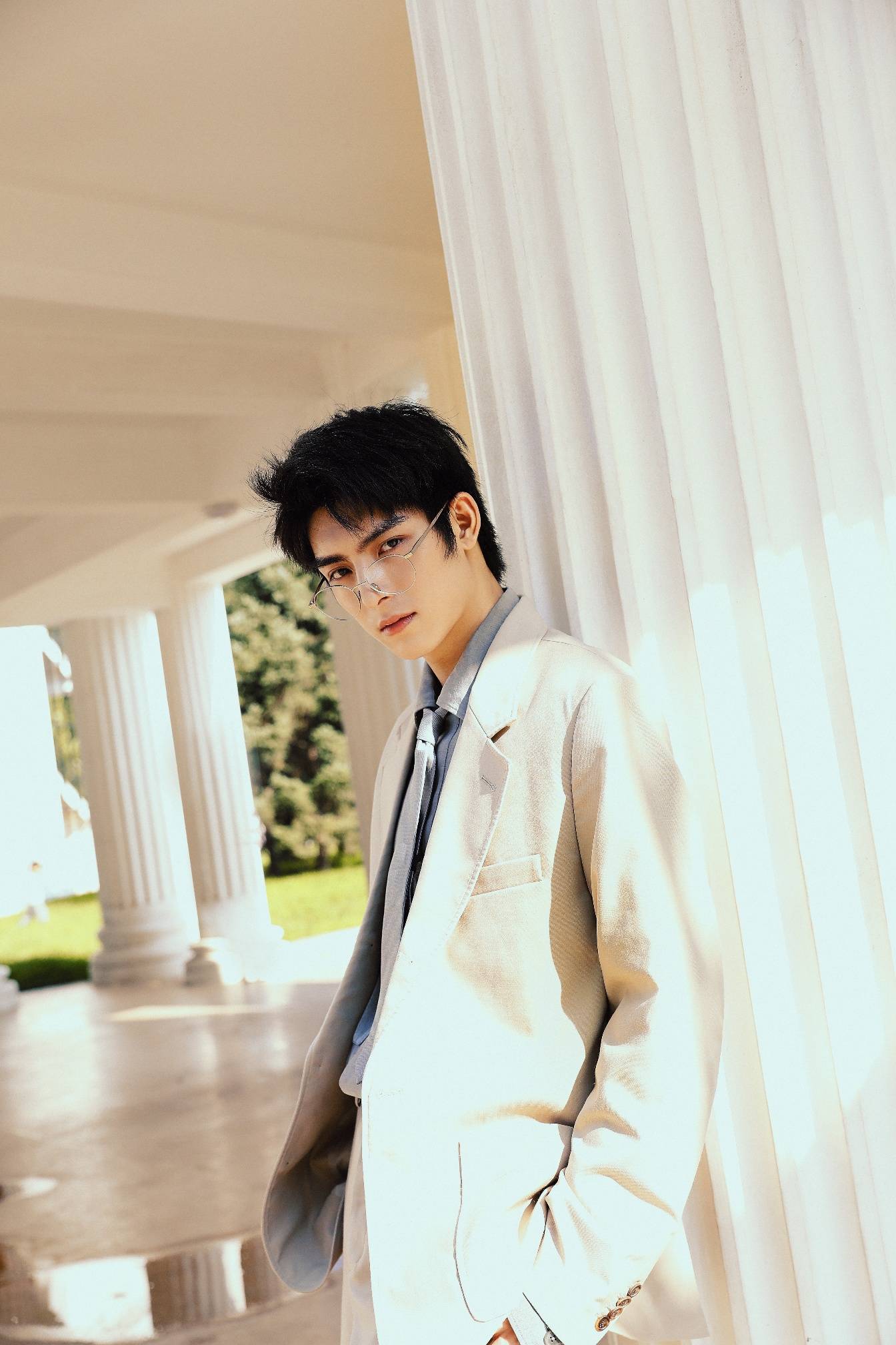 王皓轩西装写真曝光 俊朗帅气眼镜杀 变身雅痞绅士