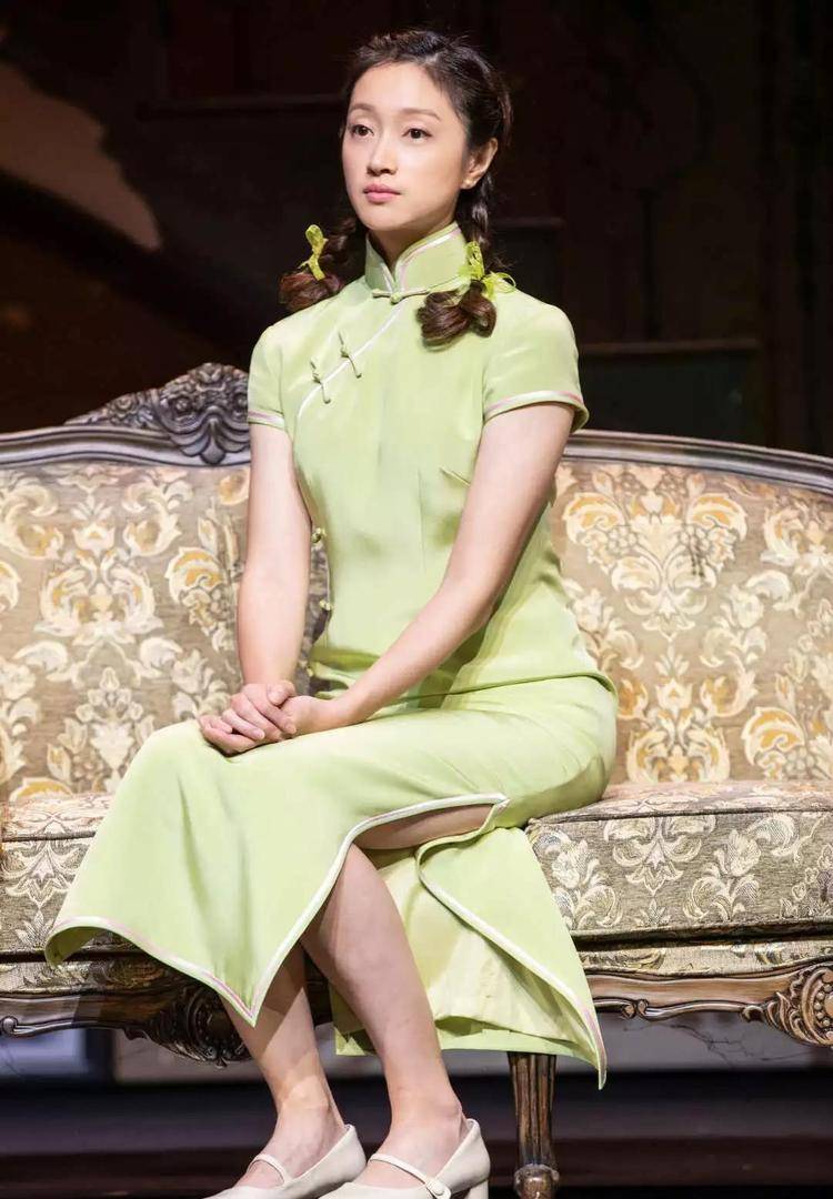 被朱亚文宠成公主的沈佳妮,穿上复古的旗袍,优雅温婉的名媛气质