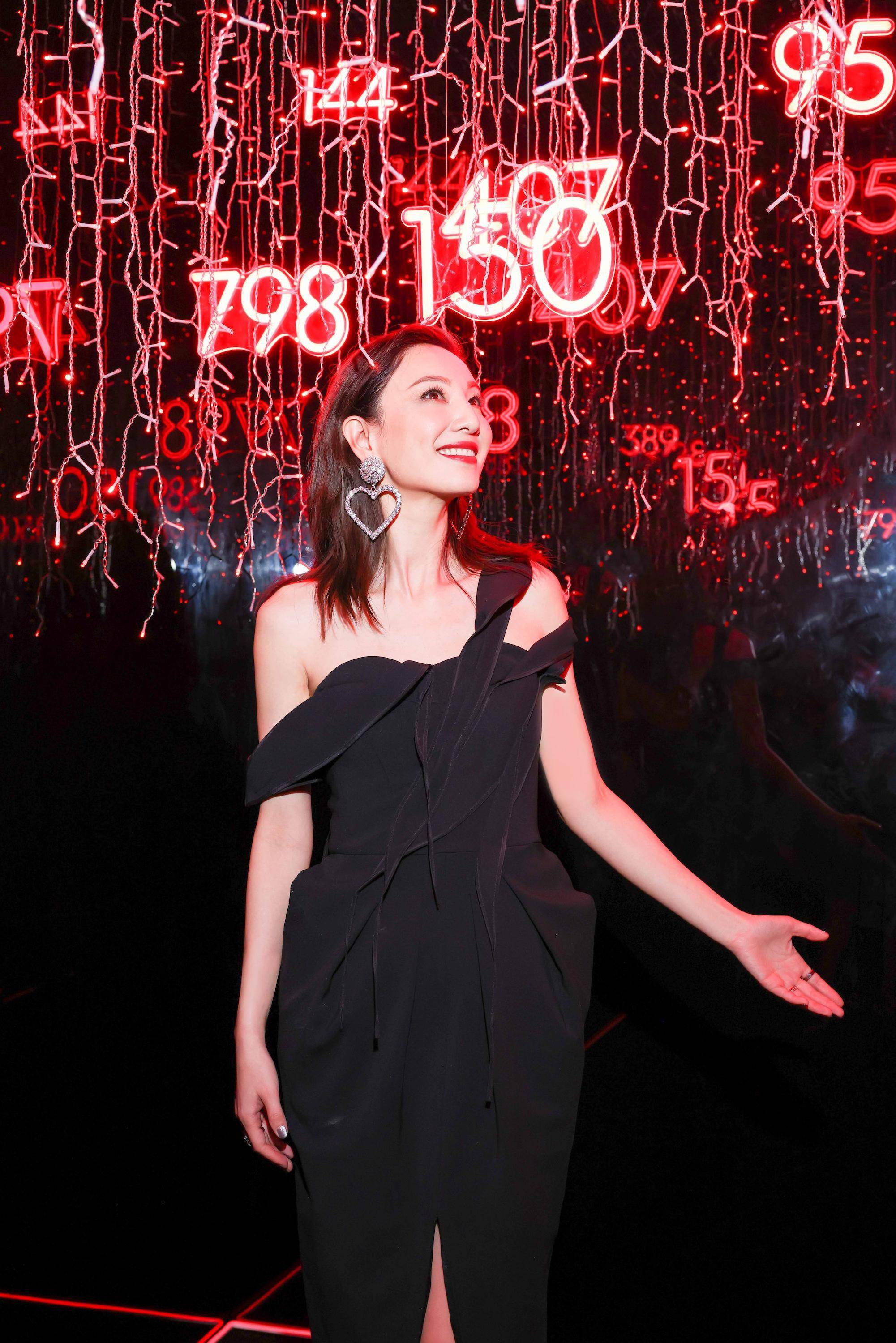 郑希怡出席时尚之夜 演绎别样不凡优雅