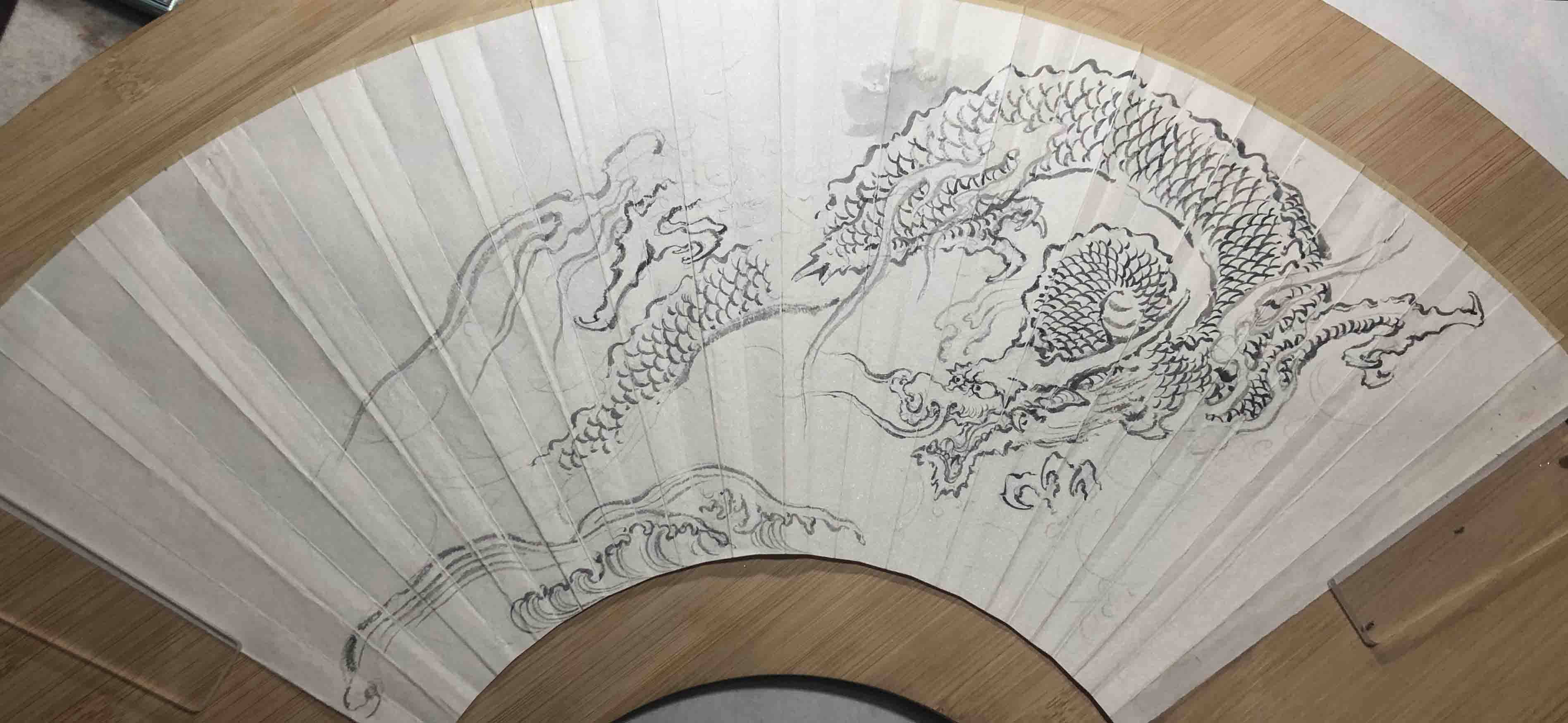 国画水墨龙扇面绘画