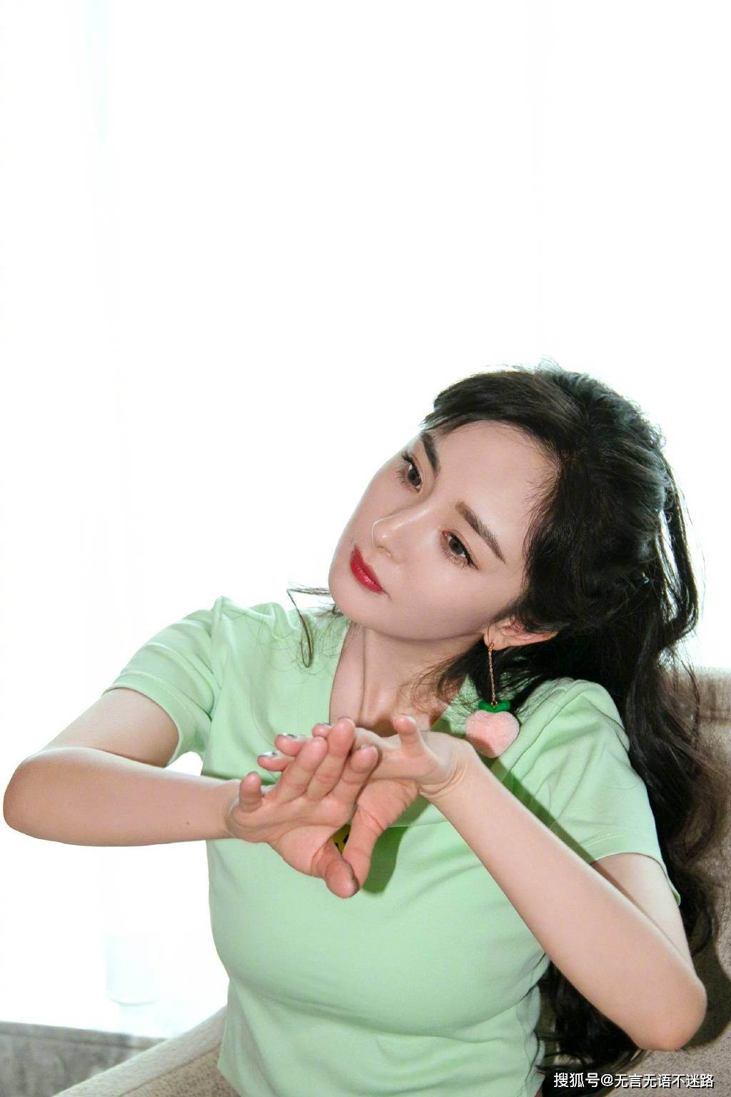 杨幂 卷发蓝衬衫性感十足