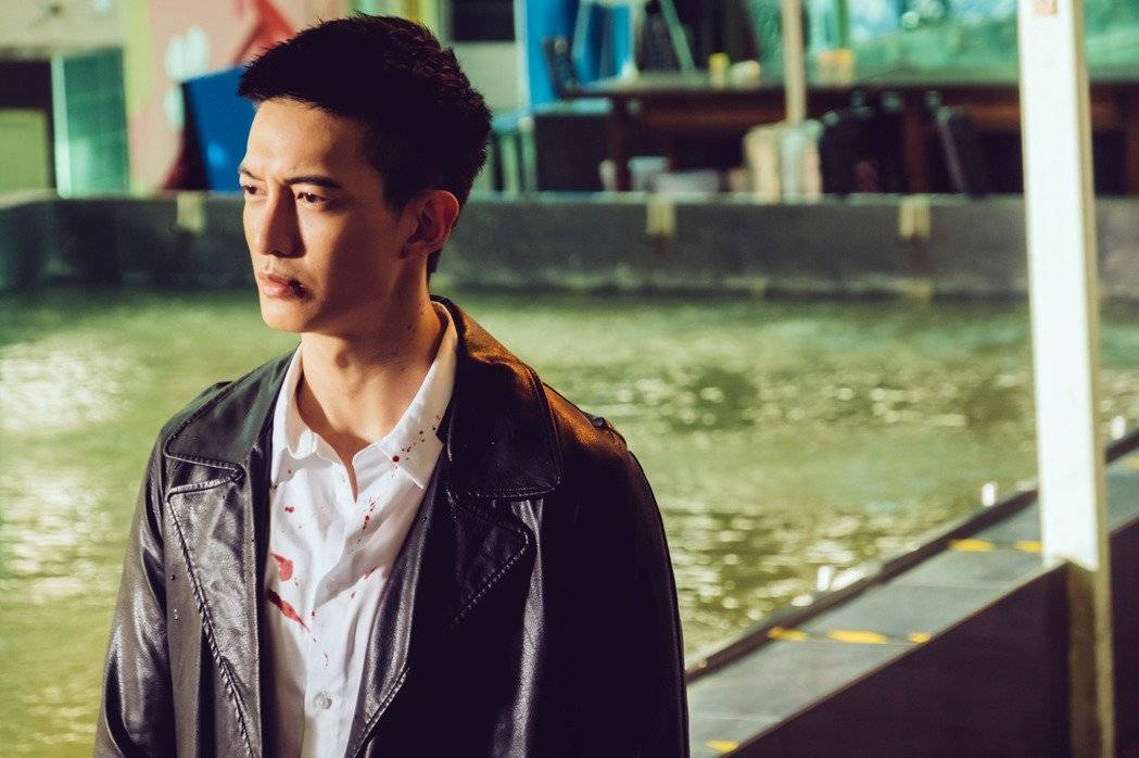 最近,据台湾传媒消息,今年32岁的台剧男神王家梁,原来一直深受眼疾所