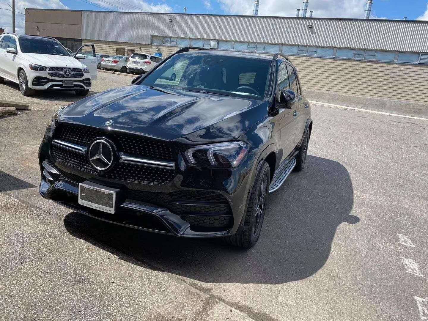 20款加版奔驰gle350 amg 发动机盖上隆起的线条得以保留,这是现款车型