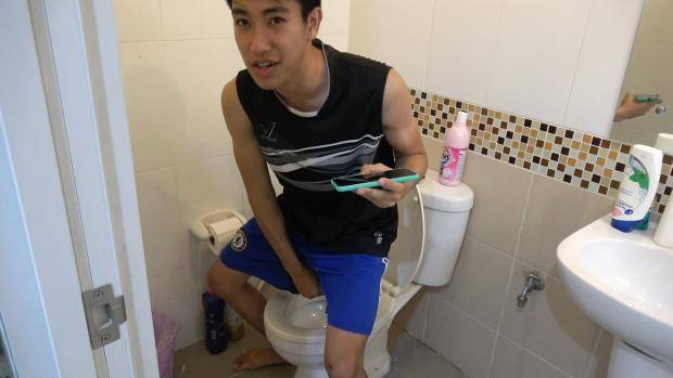 少年上厕所,被马桶里的蟒蛇咬到关键部位,血喷溅得到处都是_手机搜狐