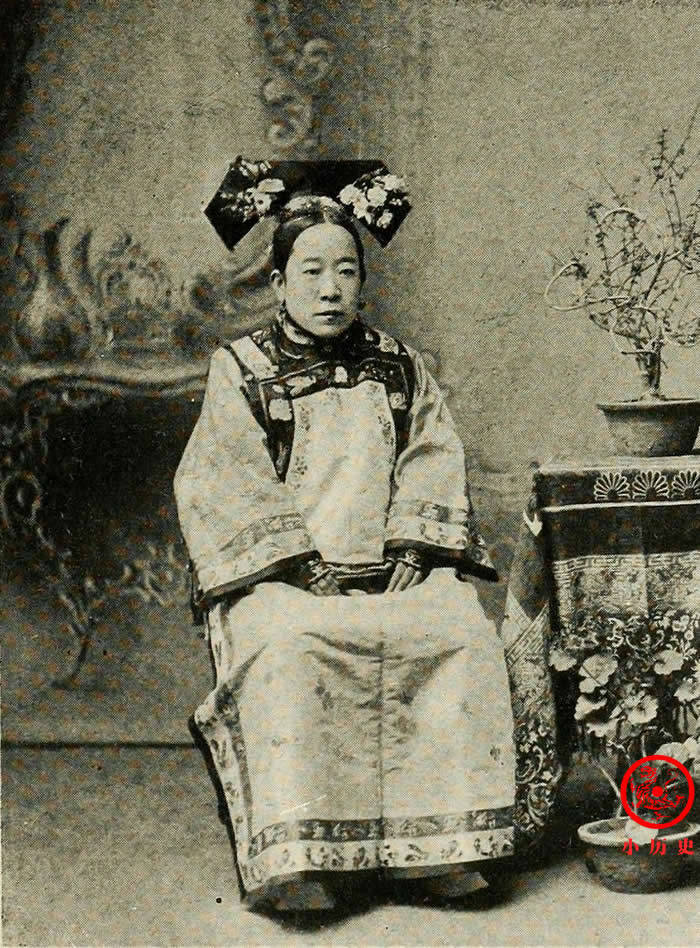 原创晚清老照片皇族的福晋格格衣着华丽但表情呆板木讷