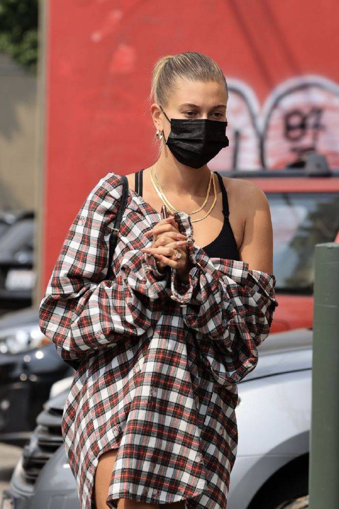 海莉比伯haileybieber外出吃午餐街拍