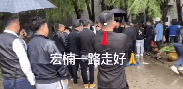 悲剧发生后众多好友以直播或悼文形式祭奠段宏楠,并前