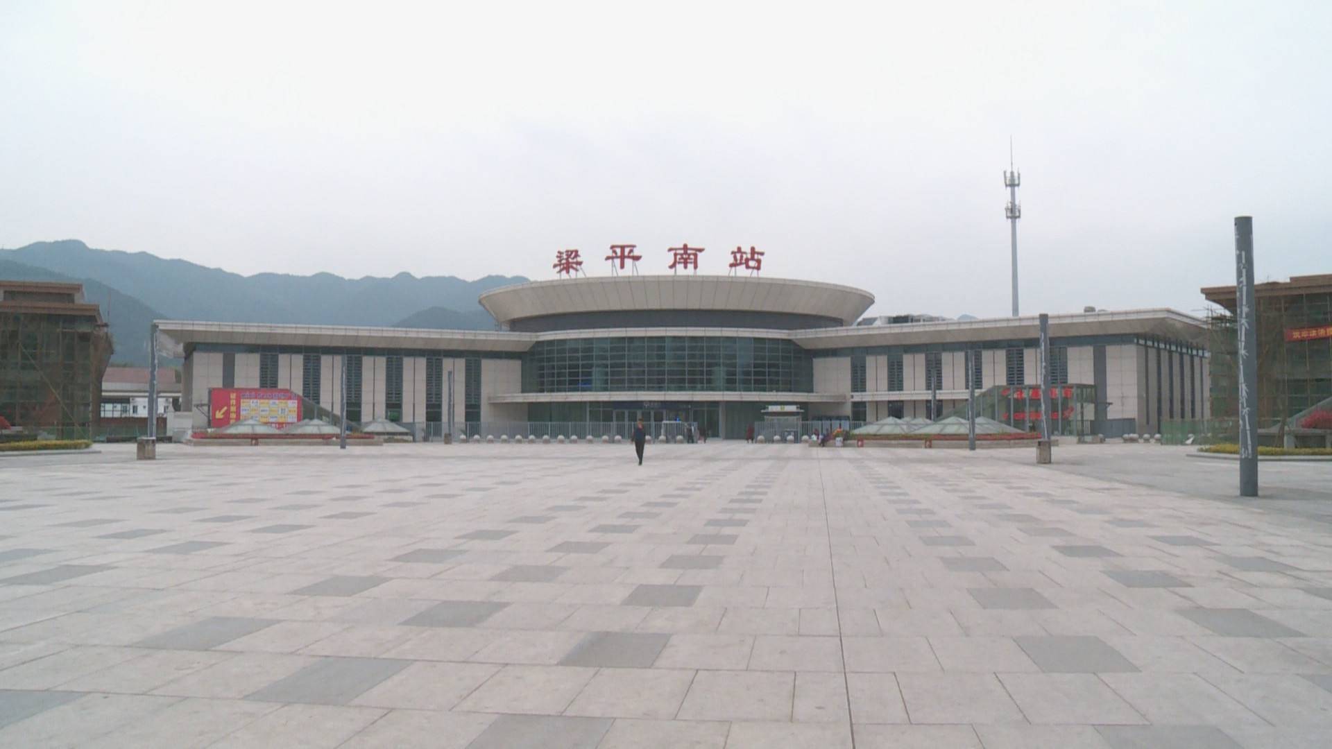 而梁平却是"星途坦荡",不仅有梁平站,2016年开通的渝万客运专线,在