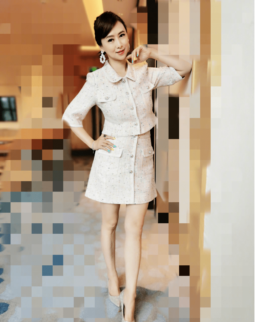 逆生长女神翁虹穿小香风套装裙配高贵盘发端庄优雅真像名媛