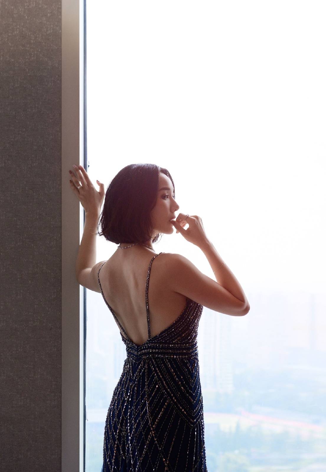 36岁李亚男身材真好,穿开叉印花长裙秀大长腿,这凹凸感绝了