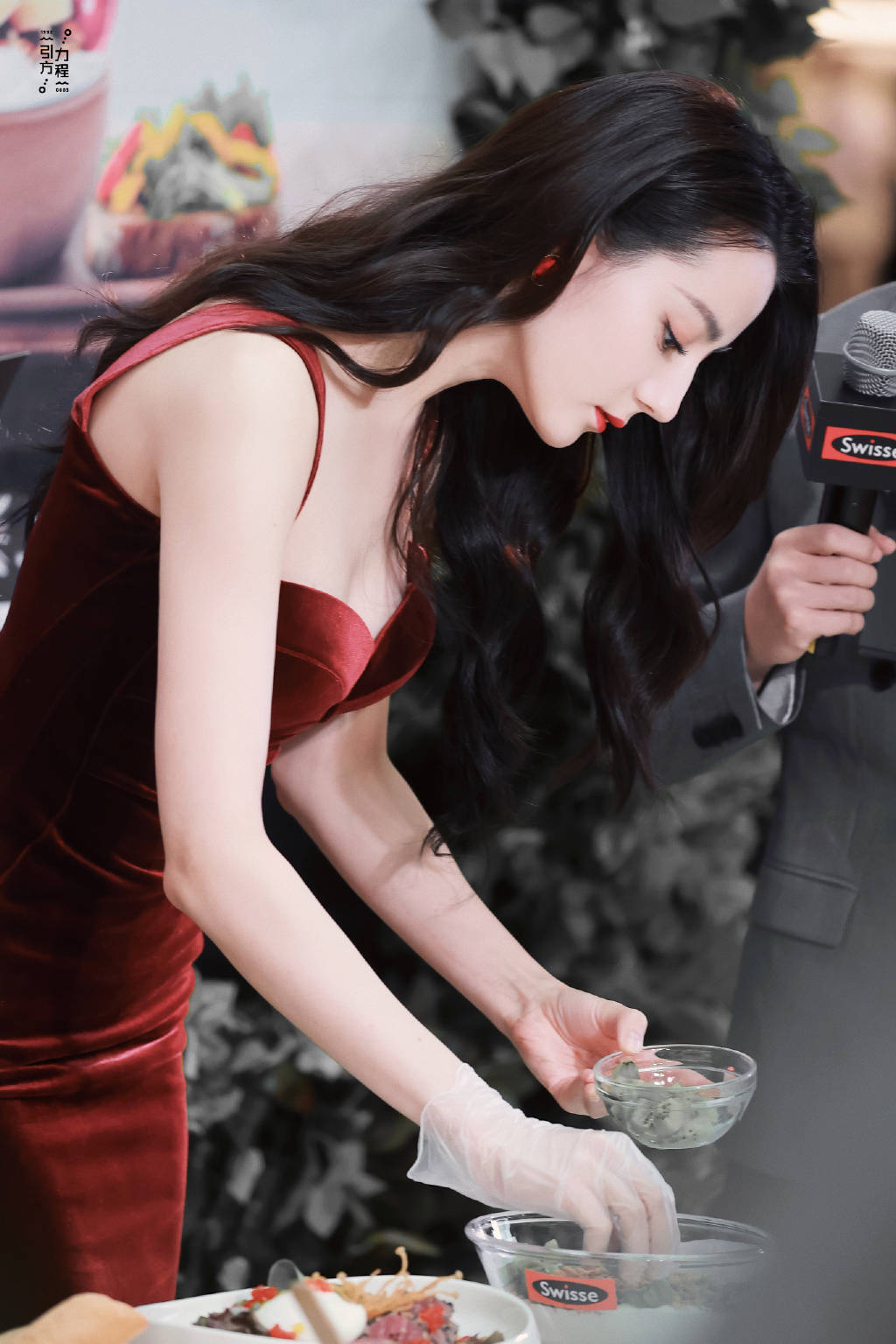 原创迪丽热巴身材太绝了一袭酒红色丝绒礼服裙女人味十足曲线完美