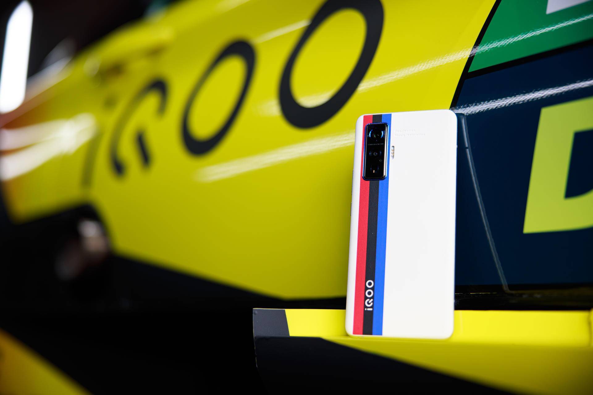 五百次的"取"与"舍"演绎极致美学!iqoo 5 pro在京东等你