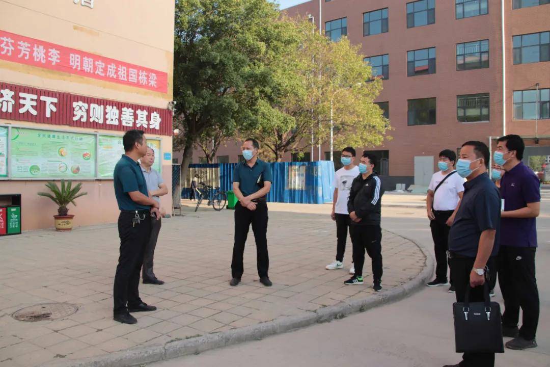 9月11日,磁县二中校长魏录清带队赴魏县一中观摩学习.